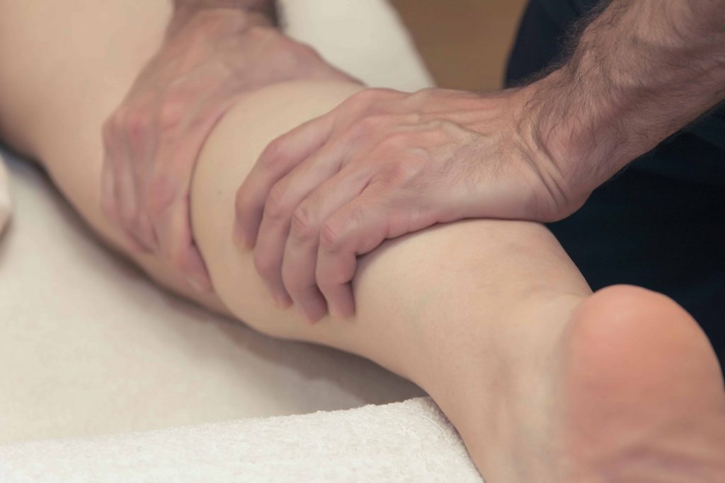 Imagen de una mujer recibiendo un masaje circulatorio en las piernas.